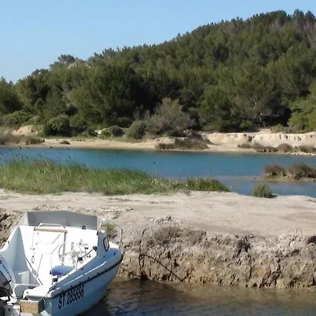 Calme Entre Terre Et Proche *