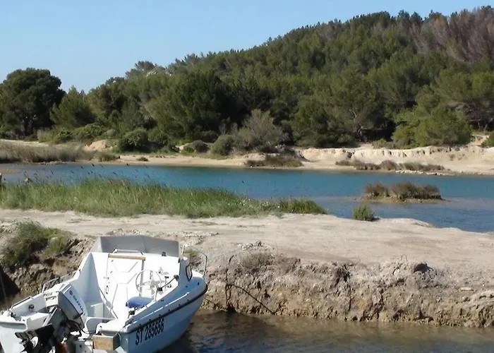 Calme Entre Terre Et Proche *